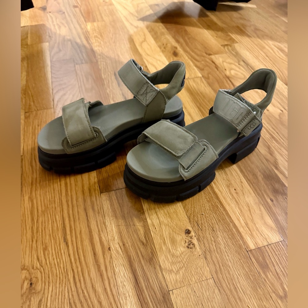 UGG Ashton Chunky Platform Sandals - Picture 4 of 5